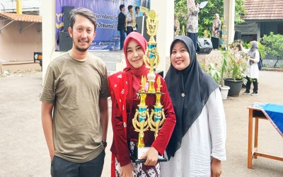 PUTRI DEWI CEMPAKA SISWI SMPN 1 BATUJAYA RAIH JUARA 1 NEMBANG PUPUH PUTRI PADA FTBI TINGKAT KABUPATEN KARAWANG 2025